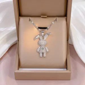 Edle silberne Hasen-Anhänger-Halskette mit glänzenden Zirkonia-Steinen für elegante Damen.
