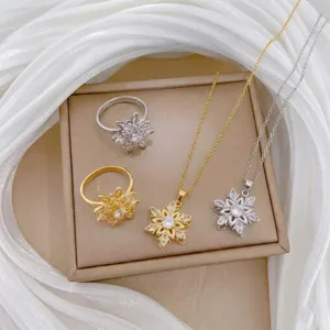 Exquisites Zirkonia Blumen Anhänger Halskette und Ring Set mit wunderbaren Details.