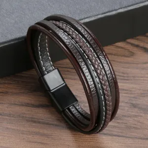 Detailopname van de meerlaagse gevlochten lederen armband met magnetische roestvrijstalen sluiting.