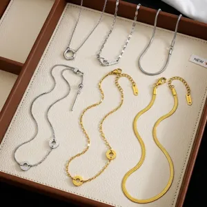 Détail de set de colliers minimalistes, élégante chaîne serpent et pendentifs pour femmes.