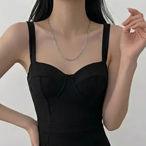 Gros plan d'un collier de chaîne argenté minimaliste, style élégant et chic pour femmes.