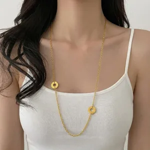 Collier long minimaliste doré avec de délicats petits pendentifs circulaires pour femmes.