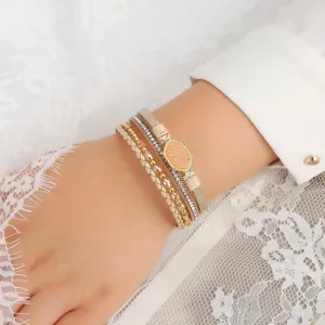 Nahaufnahme eines mehrlagigen Lederarmbands mit funkelnden Strasssteinen und Schmuckstein.