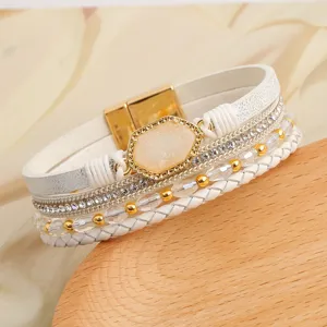 Mehrlagiges Wickelarmband mit weißem geflochtenem Leder, funkelnden Kristallen und Goldschnalle.