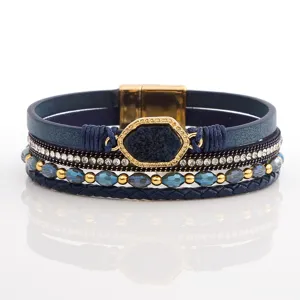 Nahaufnahme des mehrsträngigen blauen Lederarmbands mit funkelnden Strasssteinen und Stein.