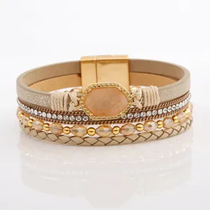 Nahaufnahme des mehrlagigen Lederarmbands mit funkelnden Strasssteinen und goldenem Verschluss.