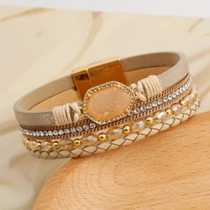 Elegantes mehrsträngiges geflochtenes Lederwickelarmband mit funkelnden Strasssteinen.