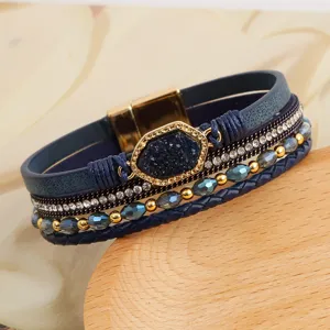Exquisites mehrschichtiges geflochtenes Lederarmband mit funkelnden Kristallen und Verschluss.