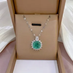 Elegante grüne Edelstein-Halo-Anhänger-Halskette mit funkelnden Zirkonsteinen verziert.
