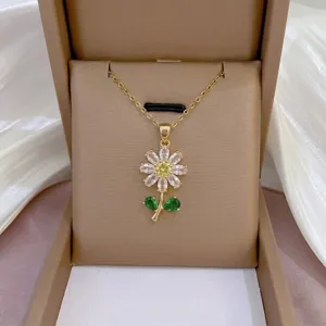 Nahaufnahme einer filigranen Blumen-Zirkon-Halskette mit glitzernden Kristallen und vergoldeter Kette.