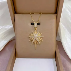 Elegante goldene Stern Anhänger Halskette mit funkelndem Zirkonia, detailierte Schmuckansicht.