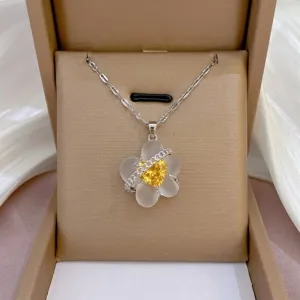 Detailansicht einer modischen mattierten Blumen-Halskette mit funkelnden Zirkonia-Kristallen.