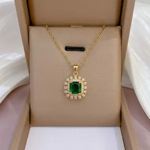 Elegante Smaragd Edelstein Halskette mit funkelnden Zirkonia Diamanten in Goldoptik.