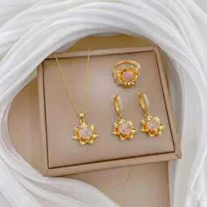Detailansicht des goldenen Sonnenblumen Schmucksets, rosa Zirkonia Kettenanhänger mit Ohrringen.