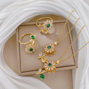 Nahaufnahme des eleganten rotierenden Blumen Zirkon Schmucksets mit grünen Steinen.
