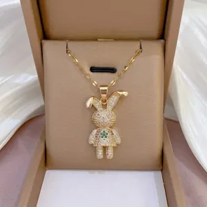 Exquisite goldfarbene Zirkonia Hasen Anhänger Halskette mit glitzernden funkelnden Steinen.