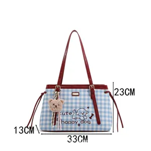 Bolso de hombro a cuadros azules y blancos para mujer con correas rojas y lindo colgante.