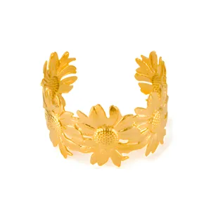 Goudkleurige roestvrijstalen zonnebloem armband detail, elegante bloemige bangle voor dames.