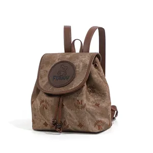 Gedetailleerd overzicht van een bruine vintage mini-rugzak met monogrampatroon en koord.