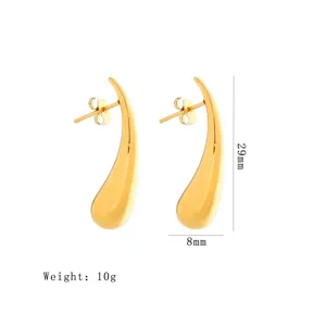 Gros plan detaille de boucles d'oreilles clous geometriques dorees d'une hauteur de 29mm.