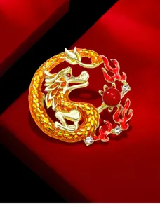 Nahaufnahme Detail der Luxus chinesischen Drachen Brosche mit rotem Emaill und Strass.