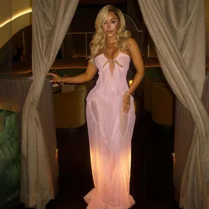 Vista detallada del vestido largo sexy transparente tipo halter con aberturas y pedrería.