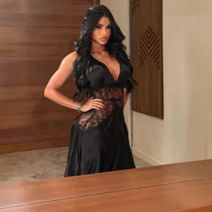 Vestido largo negro de satén y encaje transparente, sexy cuello en V para fiesta.