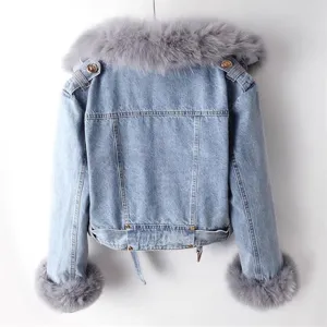 Gedetailleerd uitzicht op korte denimjas voor dames met grijze nepbontkraag voor de winter.