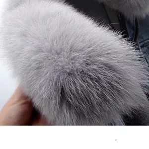Detailopname van de pluche grijze namaakbontkraag, toont een zachte en dikke textuur.