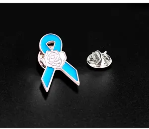 Nahaufnahme der blauen Schleife Broche mit Rosenrelief, Legierung Tropföl Handwerk.
