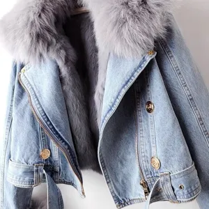 Korte denim jas voor dames met afneembare grijze nepbontkraag en zachte pluche voering.