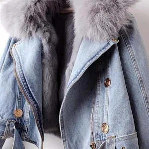 Dames korte spijkerjas met pluizige nepvacht kraag en warme voering voor herfst en winter.