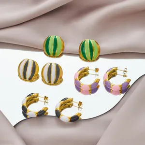 Bunte emaillierte Metall-Ohrringe im Set mit stylischen Streifen- und geometrischen Mustern für Damen.