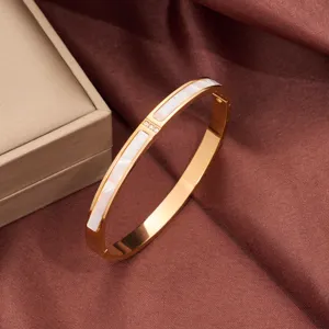 Edelstahl 18k vergoldeter Damen Mode Armreif Armband mit weißer Muschel und Kristallsteinen.