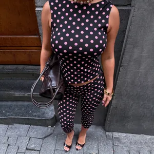 Chique polka dot mouwloze crop top en leggings set voor dames, trendy kledingset.