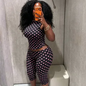 Zwart roze polkadot mouwloze top slim cropped broek set voor vrouwen lente mode detailweergave.