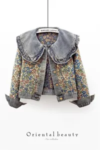 Exquisites Detail der floralen Jacquard-Jeansjacke mit modischem Rüschen-Puppenkragen.