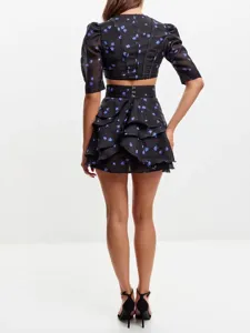 Κομψό γαλλικό φλοράλ crop top και βολάν μίνι φούστα σετ πίσω όψη με λεπτομέρειες.
