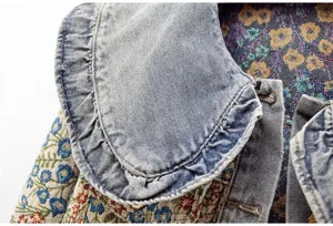 Denim-Jacken-Detail mit Rüschen-Peter-Pan-Kragen und gewebtem Blumen-Jacquard-Stoff.