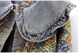 Damen Jeansjacke Detailansicht mit schicker Rüschen Puppenkragen und vintage Blumen Jacquard Stoff.