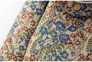 Detailansicht einer vintage floralen Jacquard Jeansjacke mit feiner Stoffstruktur.