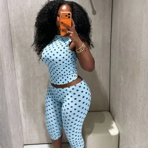 Lichtblauwe polkadot mouwloze crop top en capri leggings tweedelige set voor dames.