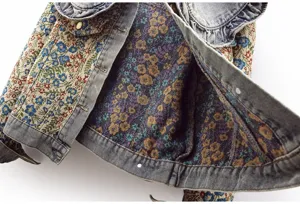 Detailaufnahme der Jeansjacke für Damen mit Rüschenkragen und schönem floralem Jacquardmuster.
