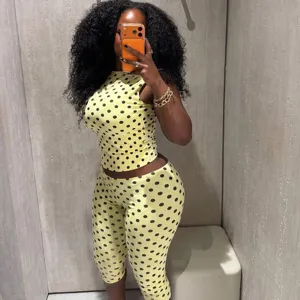 Gedetailleerd overzicht van dames mode polka dot mouwloze crop top en legging set.