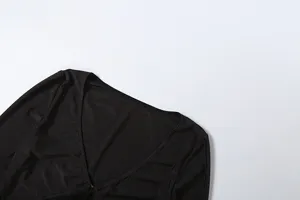 Détail haut manches longues noir, design col V profond sexy pour mode femme estivale.