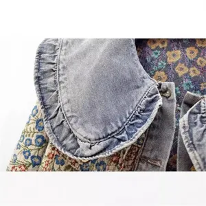 Stilvolle Jeansjacke mit süßem Rüschen-Puppenkragen und elegantem floralen Jacquardmuster.