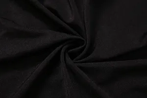 Gros plan détaillé d'un tissu extensible noir lisse avec texture fine et beau tombé.