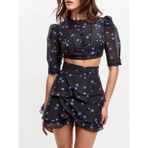 Σοφιστικέ φλοράλ σετ με crop top με φουσκωτά μανίκια και βολάν μίνι φούστα γυναικεία.
