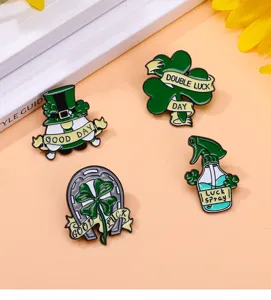 Set di spille smaltate di San Patrizio, simpatico gnomo verde e trifoglio in lega, dettaglio.