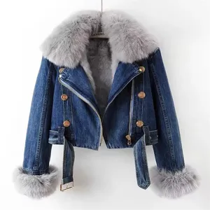 Stijlvolle korte spijkerjack voor dames met grijze faux fur kraag en gouden knopen.
